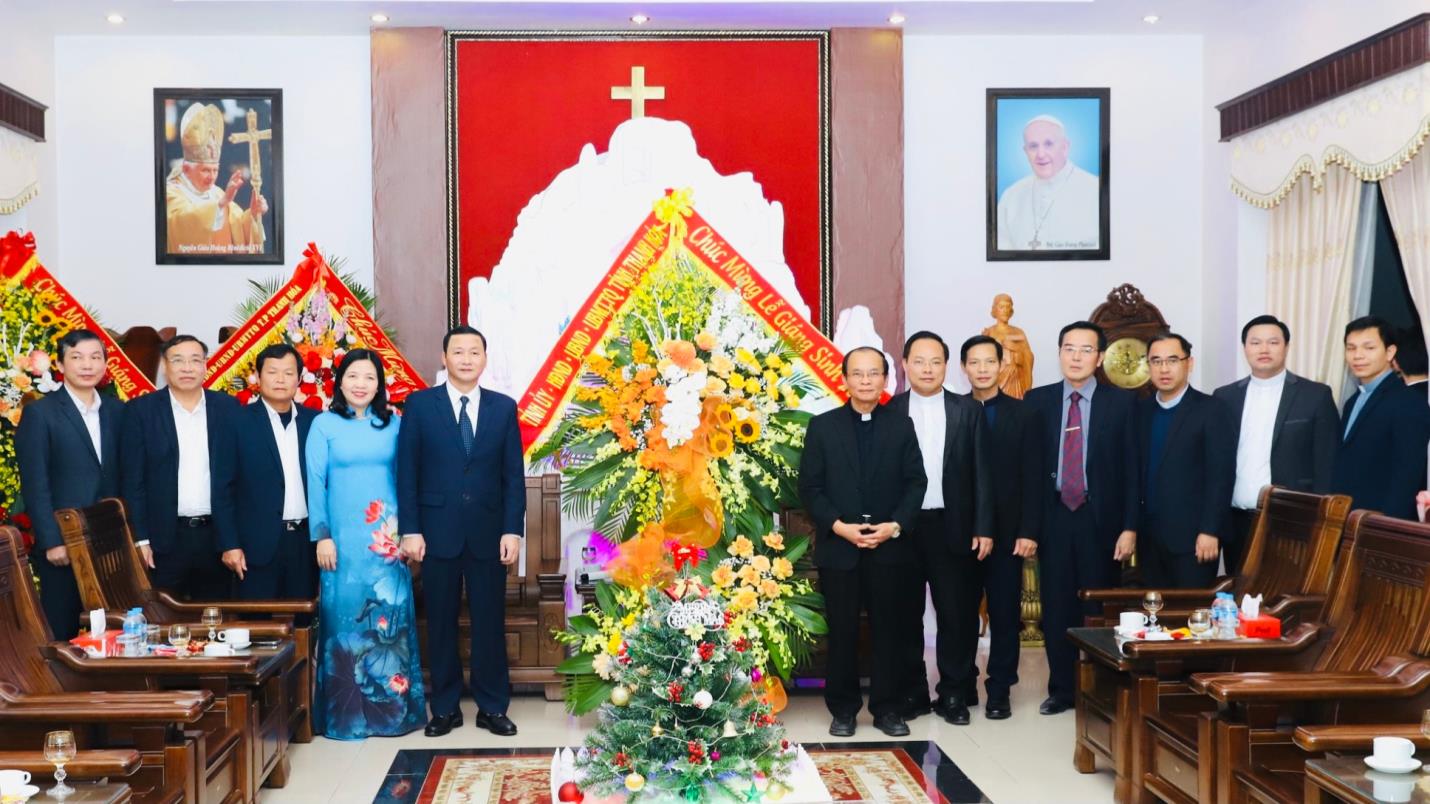 Đồng chí Đỗ Minh Tuấn, Phó Bí thư Tỉnh ủy, Chủ tịch UBND tỉnh tặng hoa chúc mừng Giám mục Nguyễn Đức Cường, Giám mục Giáo phận Thanh Hóa cùng các linh mục tại Tòa Giám mục