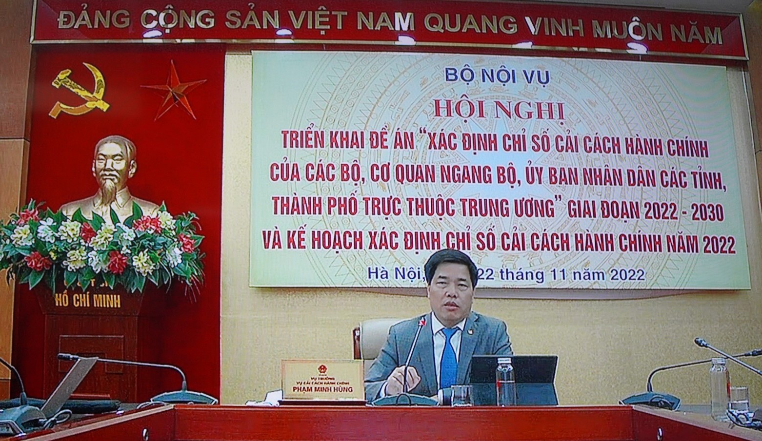 Đồng chí Phạm Minh Hùng, Vụ trưởng Vụ CCHC, Bộ Nội vụ, Chánh Văn phòng Ban Chỉ đạo CCHC của Chính phủ chủ trì hội nghị (Ảnh chụp qua màn hình)