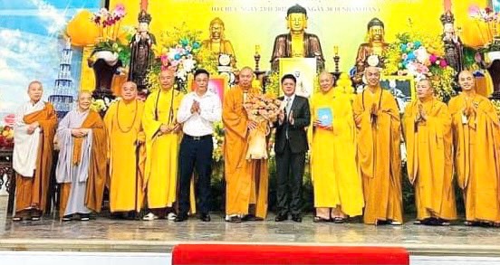 Ông Trần Quốc Huy - Tỉnh ủy viên, Giám đốc Sở Nội vụ và ông Hồ Việt Anh - Trưởng ban Tôn giáo tặng hoa, quà cho các đại biểu