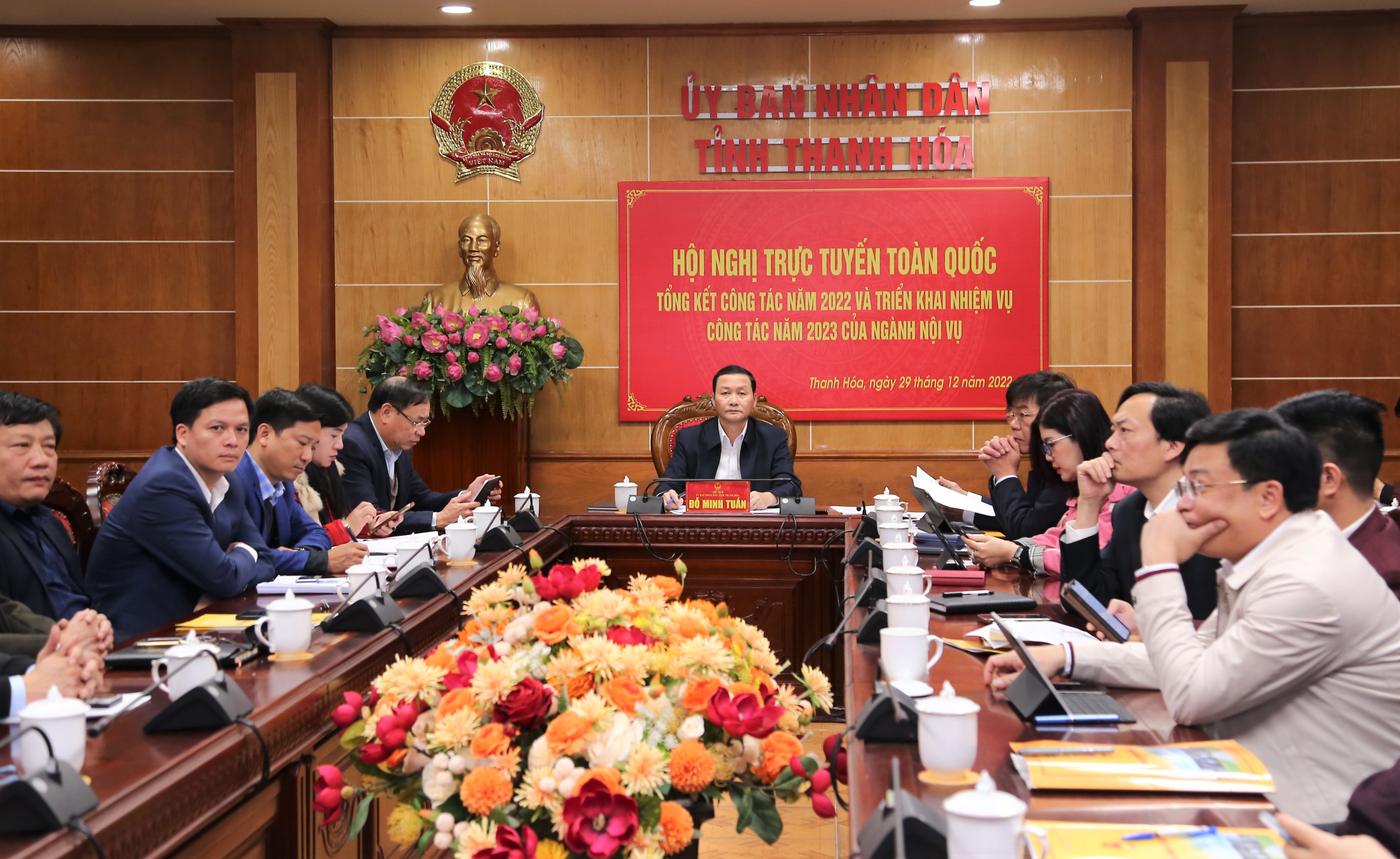 Đồng chí Đỗ Minh Tuấn, Phó Bí thư Tỉnh ủy, Chủ tịch UBND tỉnh cùng các đại biểu dự hội nghị tại điểm cầu tỉnh Thanh Hóa