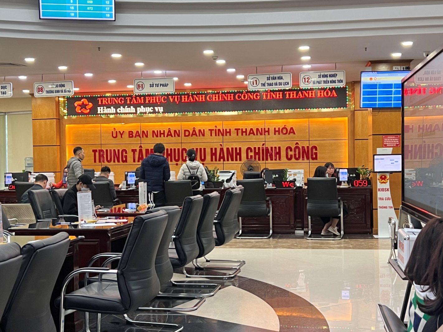 Công dân đến nộp hồ sơ tại Trung tâm PVHCC tỉnh