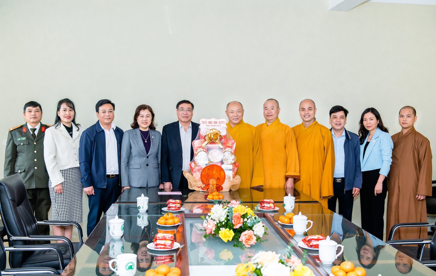 Đồng chí Bùi Huy Hùng, Phó Giám đốc Sở Nội vụ cùng Đoàn công tác chúc Tết Ban Trị sự Phật giáo tỉnh Thanh Hóa