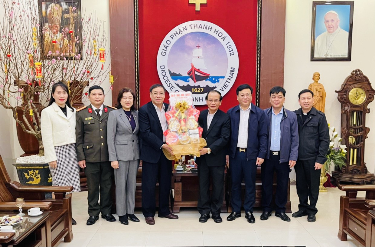 Đồng chí Bùi Huy Hùng, Phó Giám đốc Sở Nội vụ cùng Đoàn công tác chúc Tết Ban Trị sự Phật giáo tỉnh Thanh Hóa