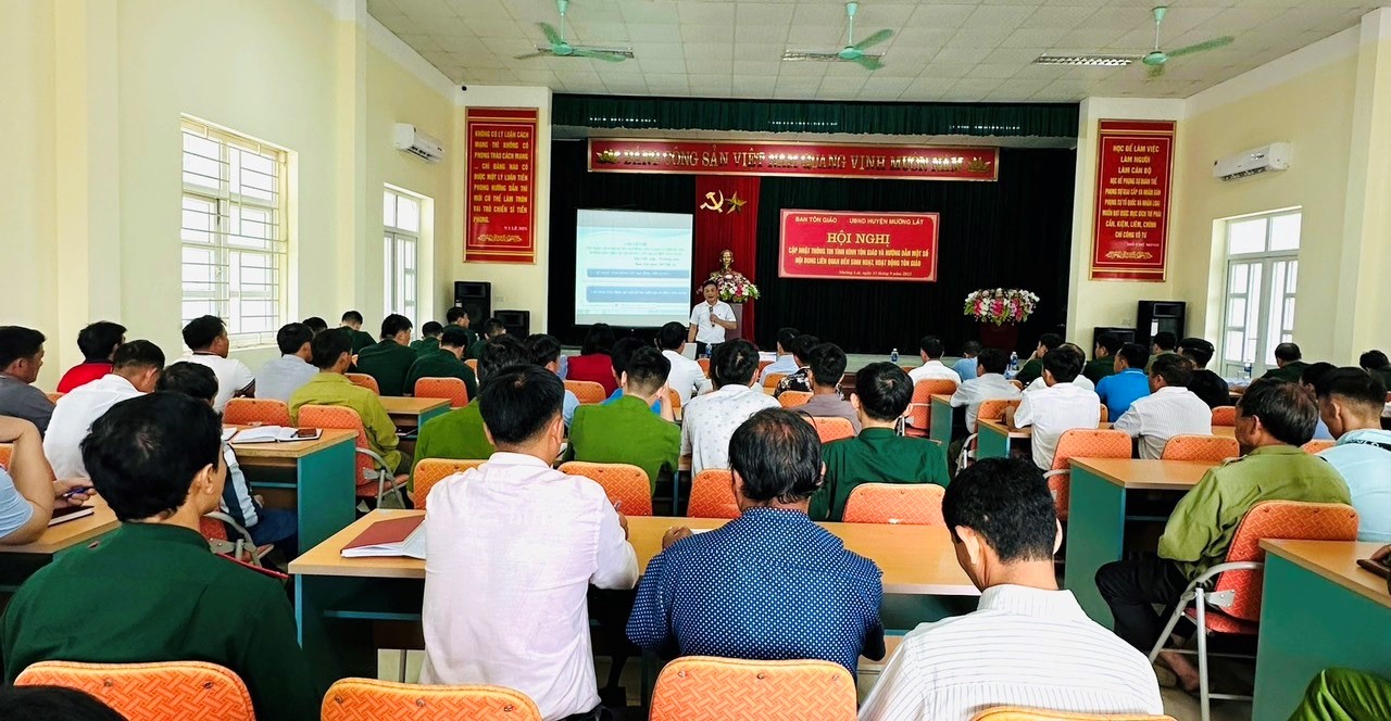 Đại diện lãnh đạo Ban Tôn giáo, Phòng An ninh Nội địa (Công an tỉnh), UBND huyện Mường Lát và đại biểu dự Hội nghị 