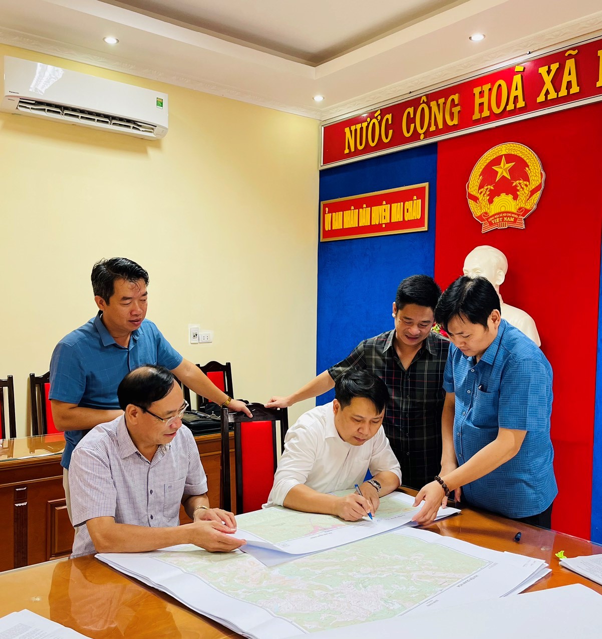 Đồng chí Hà Trung Thảo – UVBTV Huyện ủy, Phó Chủ tịch UBND huyện Mai Châu ký xác nhận vào bản đồ địa giới hành chính cấp huyện dưới sự chứng kiến của đồng chí Bùi Huy Hùng, Phó Giám đốc Sở Nội vụ Thanh Hóa và đại diện lãnh đạo, công chức hai bên cùng đơn vị thi công