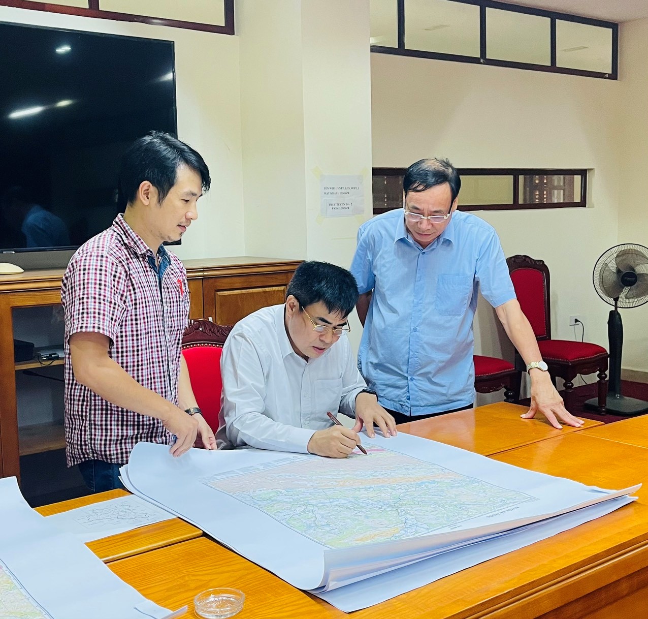 Đồng chí Bùi Huy Hùng, Phó Giám đốc Sở Nội vụ tỉnh Thanh Hóa và đơn vị thi công chứng kiến đồng chí Bùi Văn Lịnh, Chủ tịch UBND huyện Lạc Sơn ký xác nhận vào bản đồ địa giới hành chính cấp huyện