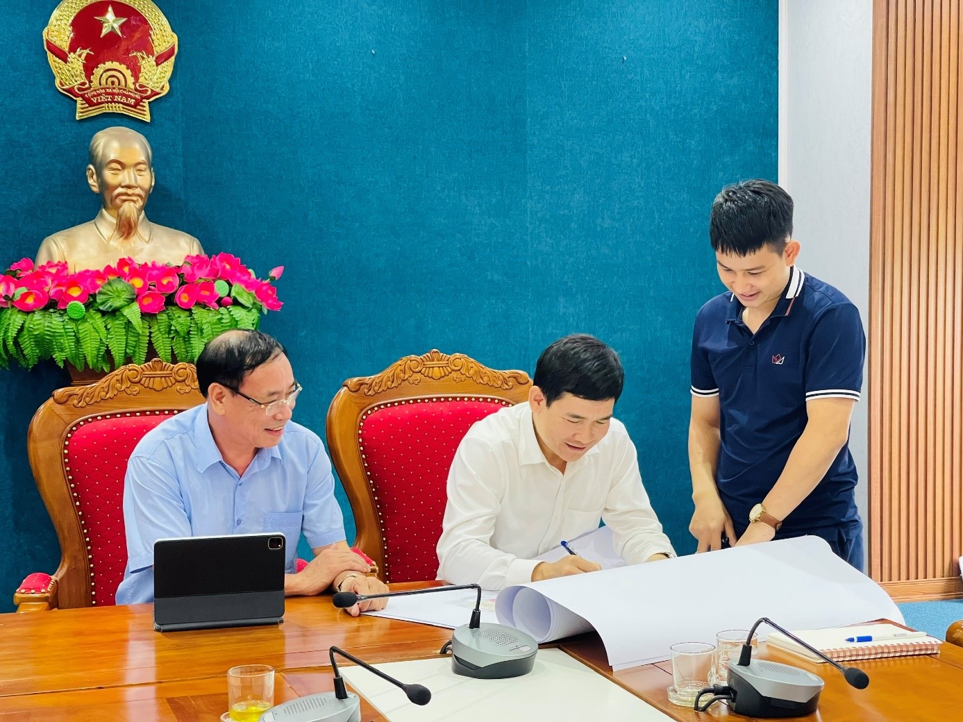 Đồng chí Bùi Huy Hùng, Phó Giám đốc Sở Nội vụ tỉnh Thanh Hóa và đơn vị thi công chứng kiến đồng chí Bùi Văn Tinh, Chủ tịch UBND huyện Tân Lạc ký xác nhận vào bản đồ địa giới hành chính cấp huyện