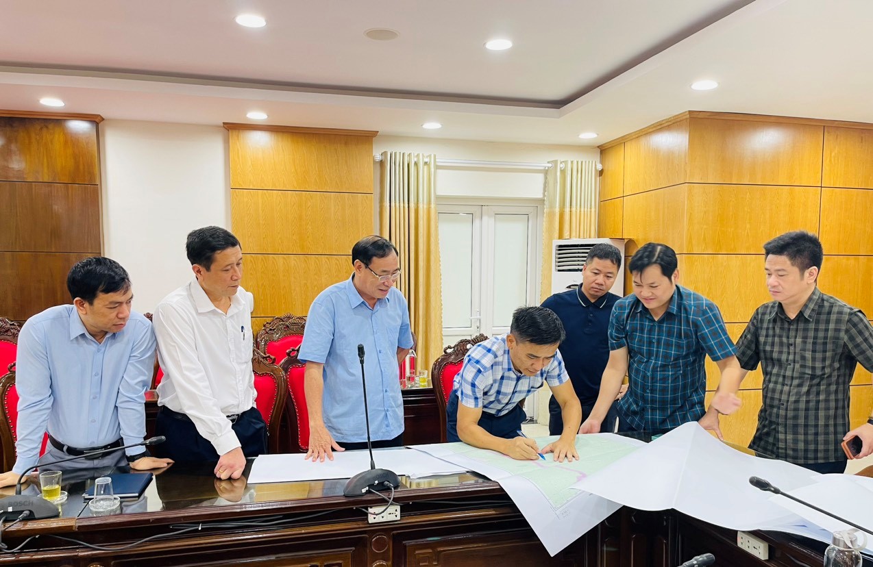 Đồng chí Nguyễn Hùng Cường – Phó Bí thư Huyện ủy, Chủ tịch UBND huyện Vân Hồ ký xác nhận vào bản đồ địa giới hành chính
