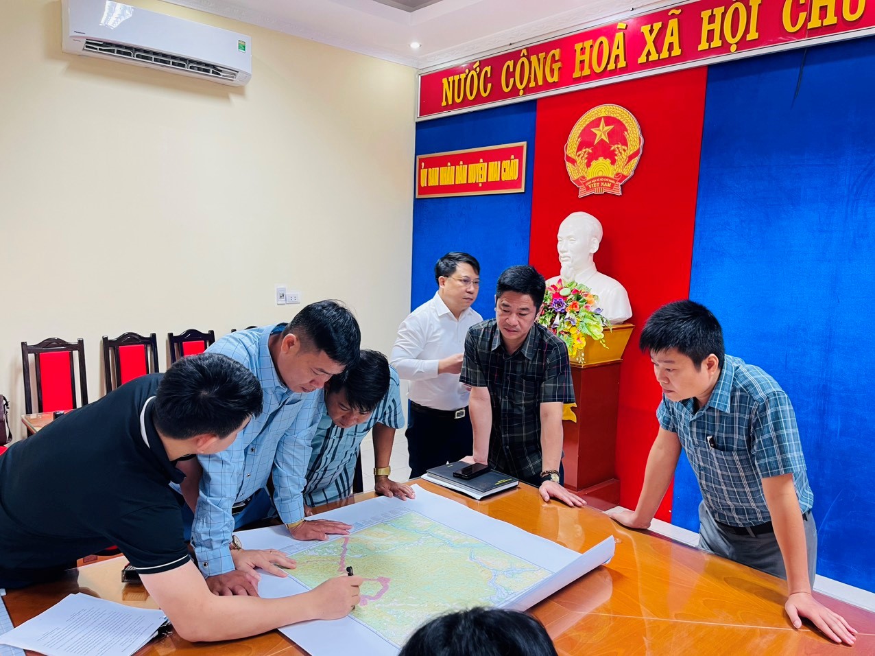 Các đồng chí Chủ tịch UBND và công chức Địa chính các xã thuộc huyện Mai Châu đang rà soát, kiểm tra đường địa giới hành chính trên bản đồ cấp xã trước khi tiến hành ký xác nhận