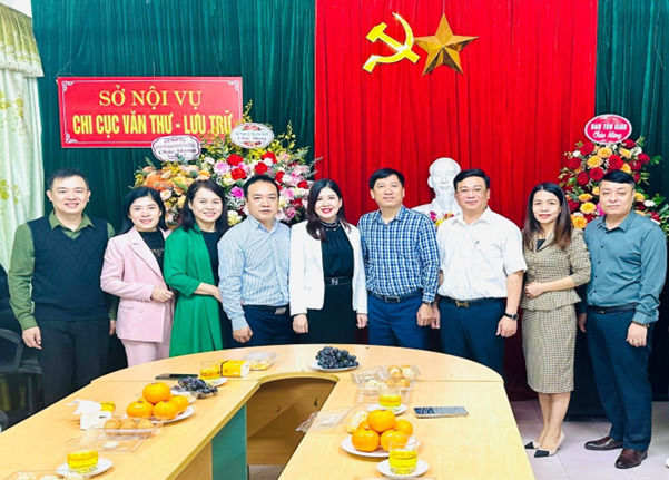 Đồng chí Nguyễn Thị Nguyệt, Phó Giám đốc Sở Nội vụ và các đồng chí Lãnh đạo các đơn vị trực thuộc tặng hoa chúc mừng ngày Lưu trữ Việt Nam