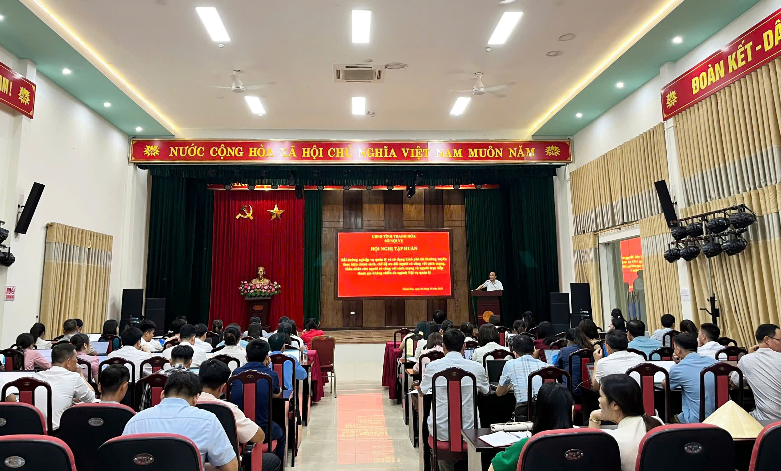 Quang cảnh hội nghị