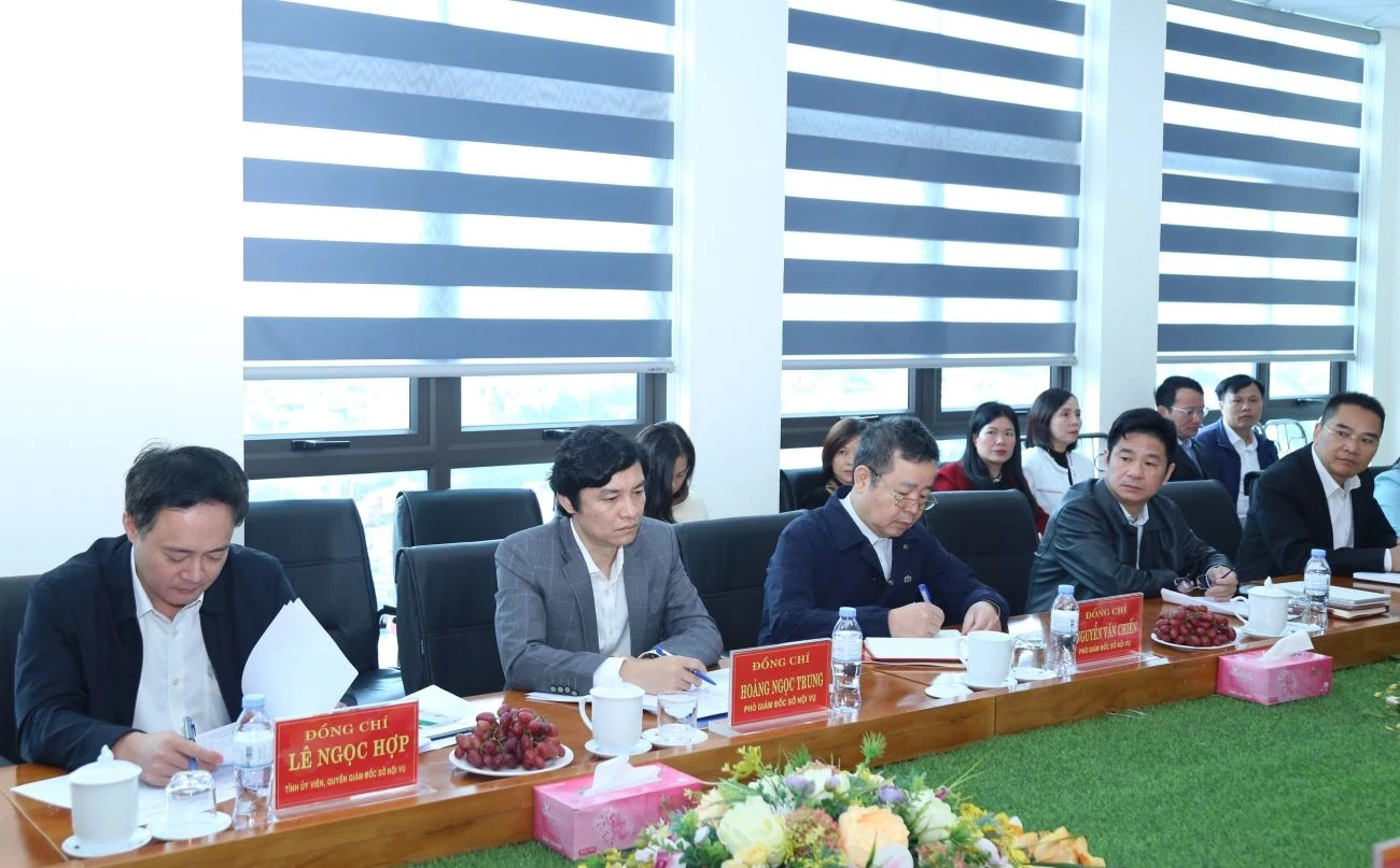 Các đại biểu dự buổi làm việc.