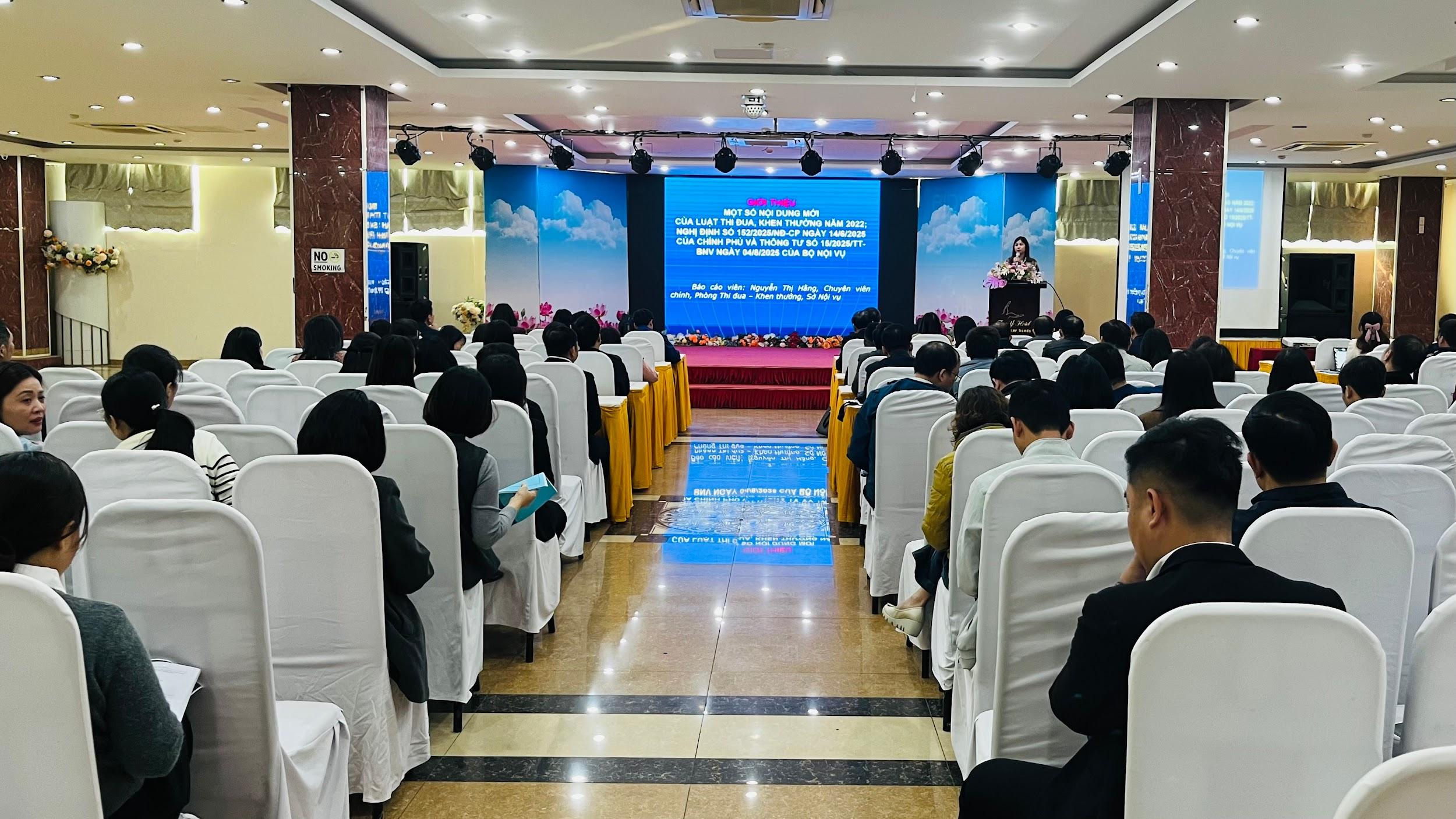 Các Đại biểu thảo luận