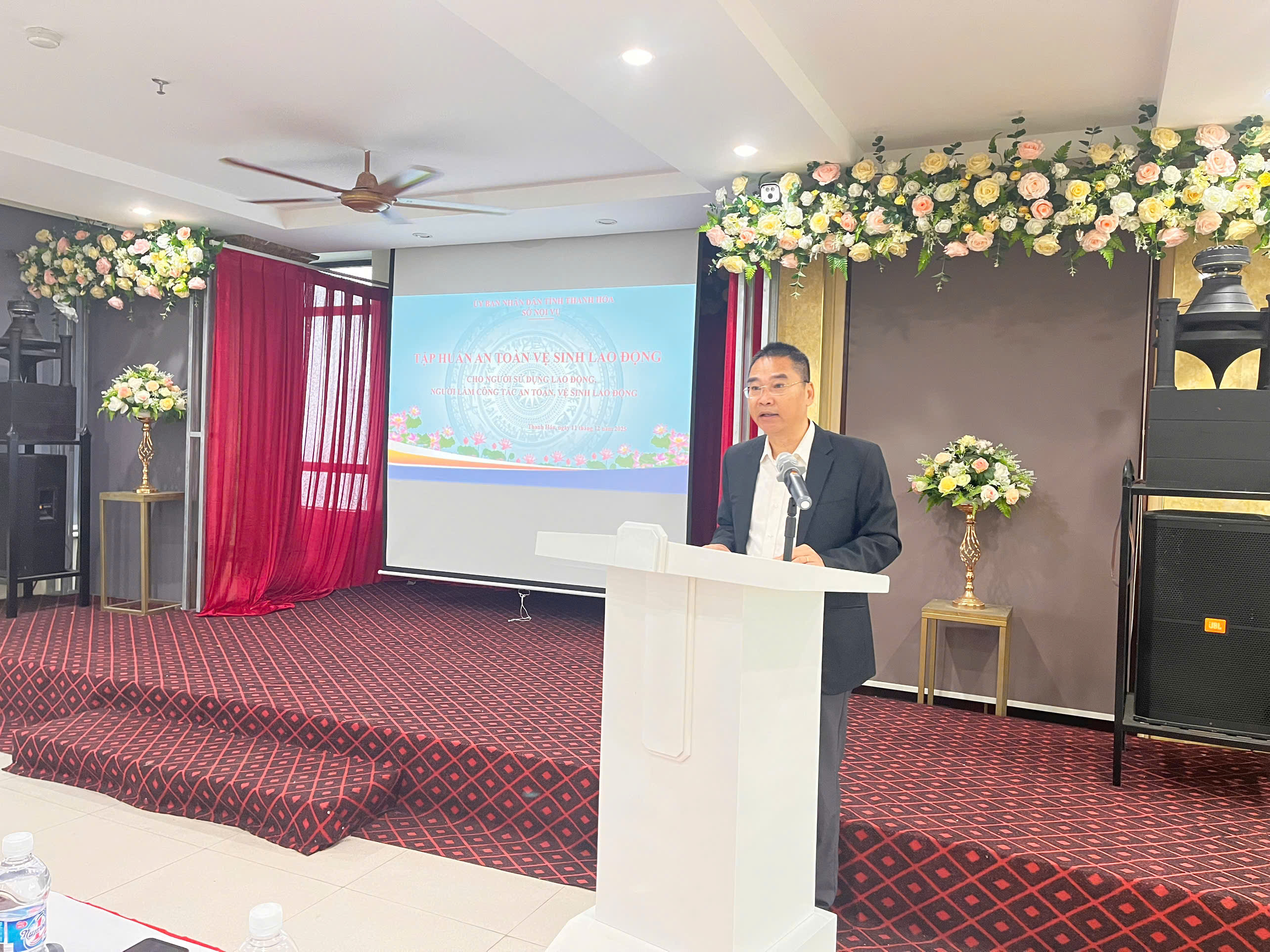 Đồng chí Nguyễn Văn Bình – Trưởng phòng Lao động – Việc làm phát biểu tại Hội nghị