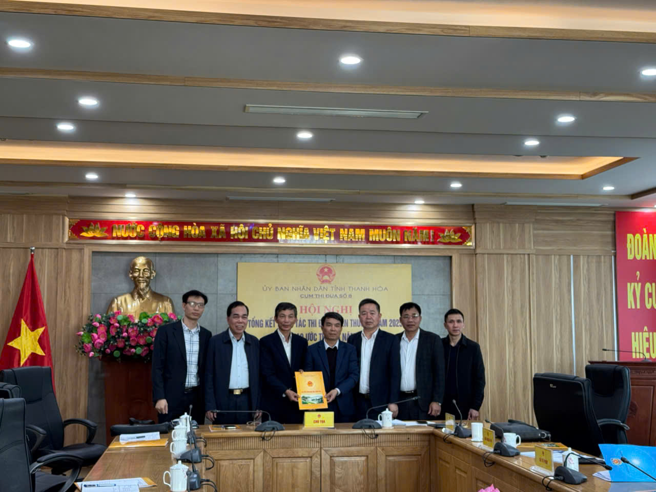 Ảnh: Đại diện lãnh đạo các đơn vị trong cụm ký kết giao ước thi đua.