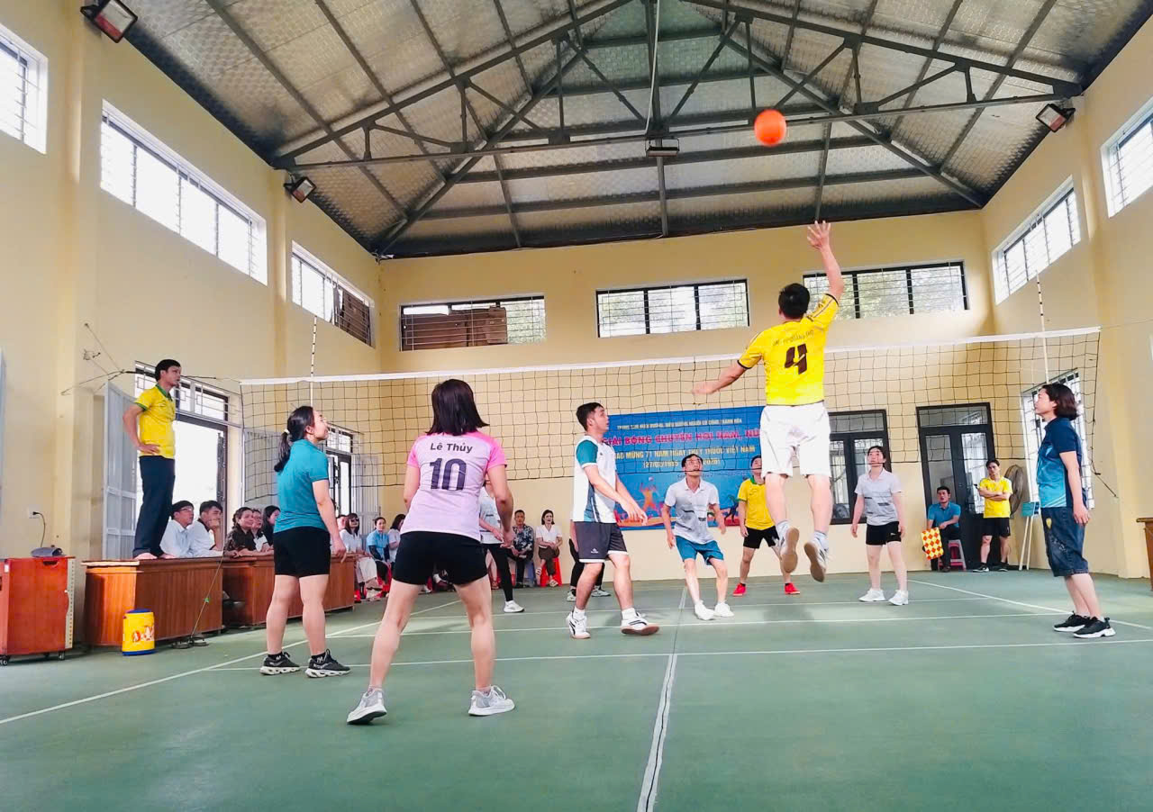 Trận đấu sôi nổi, nhiệt tình của các vận động viên