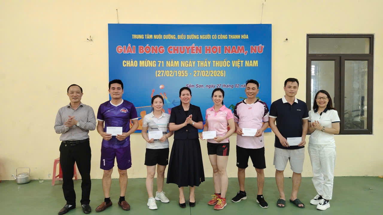 Giám đốc Trung tâm trao giải cho các đội thi./.