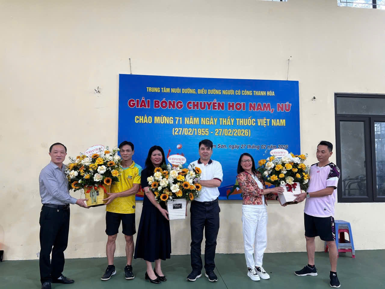 Lãnh đạo Trung tâm chúc mừng 3 khoa Y tế