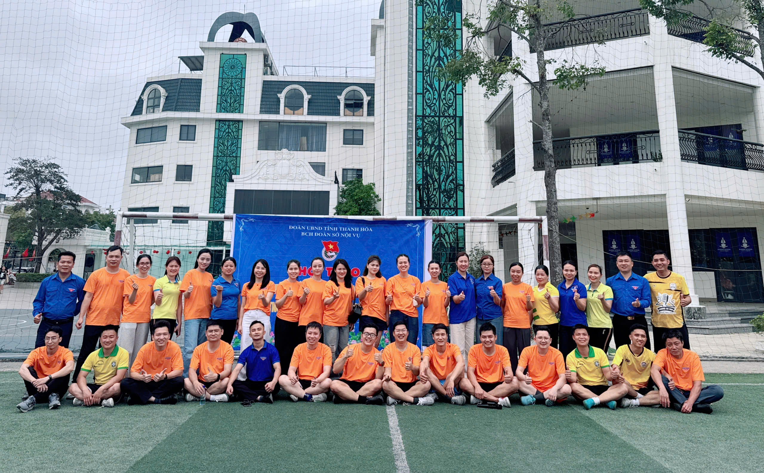 Đoàn viên chụp ảnh lưu niệm tại chương trình Hội thao