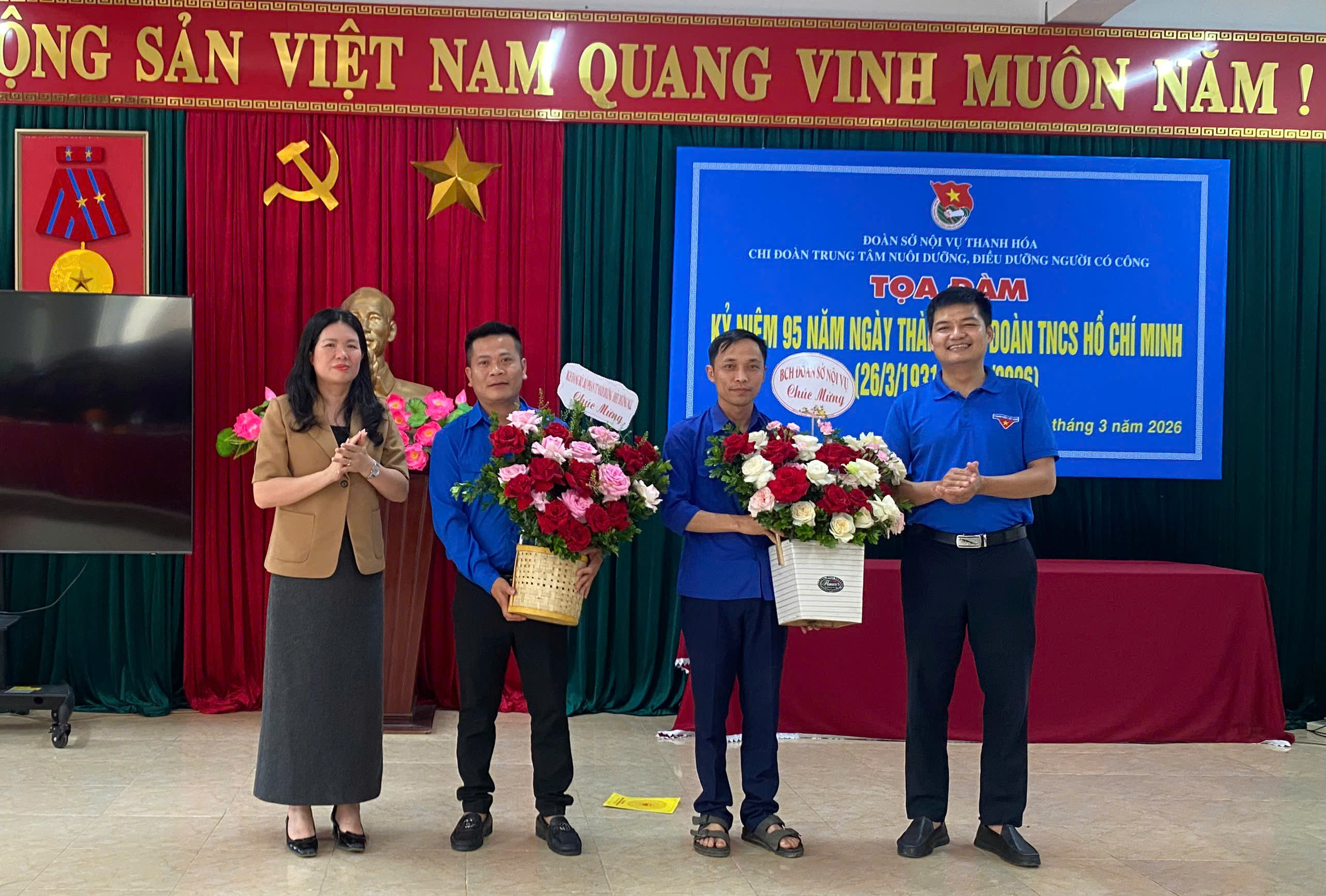 Lãnh đạo Đơn vị, BCH đoàn Sở tặng hoa Chúc mừng chương trình tọa đàm chào mừng kỷ niệm 95 năm ngày thành lập Đoàn TNCS Hồ Chí Minh