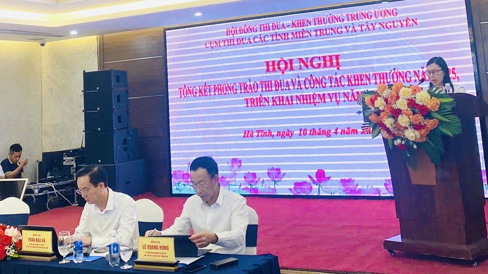 Đồng chí Lê Quang Hùng - Phó Chủ tịch UBND tỉnh Thanh Hóa  cùng đoàn đại biểu tham dự phiên chính thức (Ảnh: SNV)