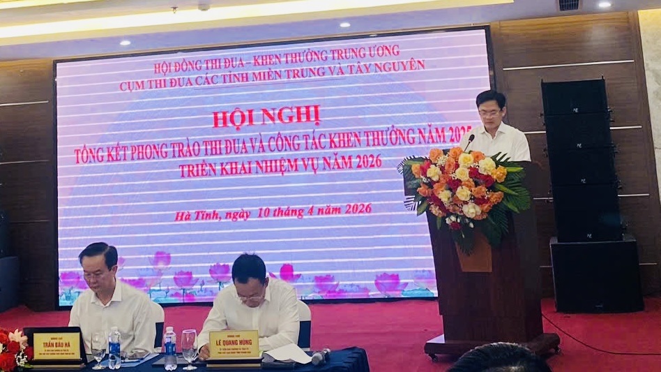 Đồng chí Lê Thanh Triều, Phó Giám đốc Sở Nội vụ - Ủy viên Hội đồng TĐKT tỉnh Thanh Hóa trình bày tham luận tại Hội nghị (Ảnh: SNV)