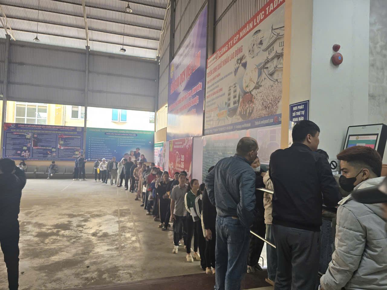 Người lao động đến nộp hồ sơ tại Trung tâm Dịch vụ việc làm