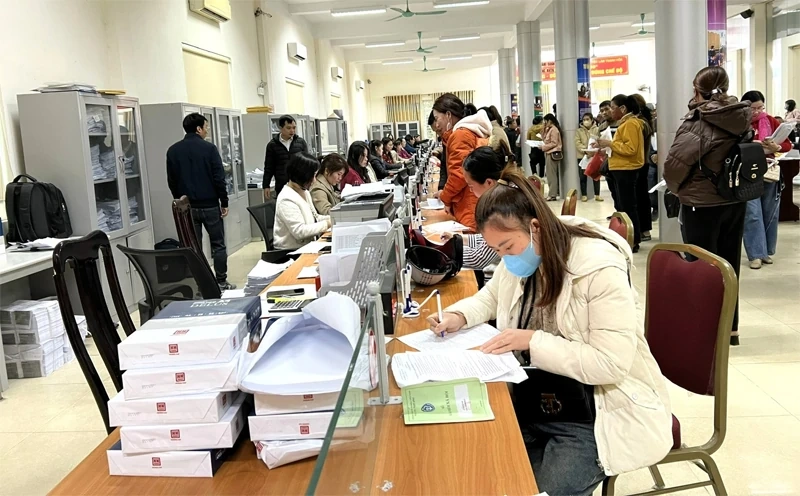 Lao động đến tìm hiểu về chính sách BHTN tại Trung tâm Dịch vụ việc làm Thanh Hóa.