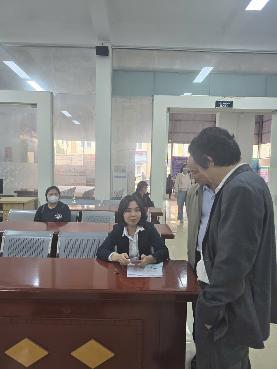 Đ/c Hoàng Ngọc Trung, Phó Giám đốc Sở Nội vụ thăm, kiểm tra công tác giải quyết trợ cấp BHTN cho người lao động tại Trung tâm Dịch vụ việc làm