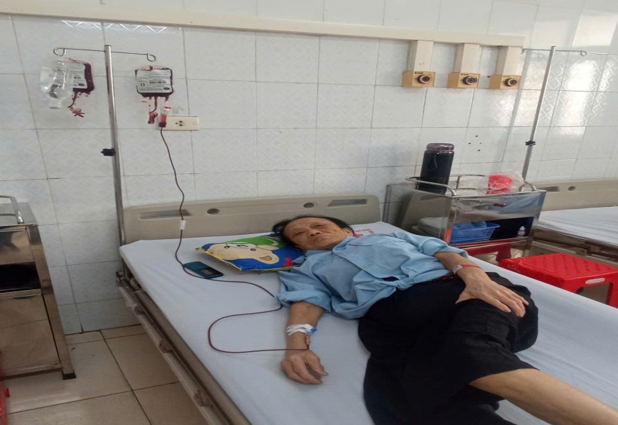 Bà Nguyễn Thị Huấn đang được điều trị tại Bệnh viện Đa khoa tỉnh Thanh Hóa