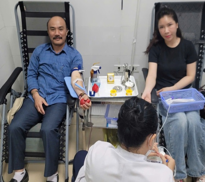 Đồng chí: Trịnh Văn Cường, Trịnh Văn Thành, Lê Mai Anh hiến máu  tại Bệnh viện Đa khoa tỉnh Thanh Hóa.