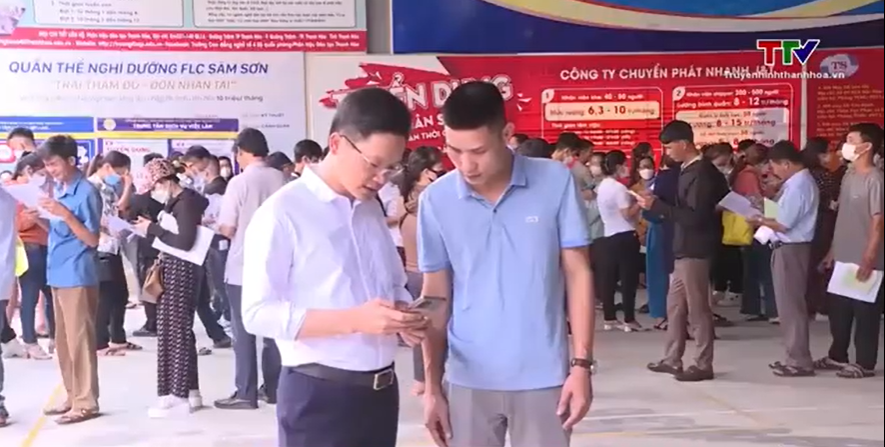 Cán bộ Trung Dịch vụ việc làm hướng dẫn người lao động tra cứu thông tin thị trường lao động (Ảnh: Từ TTV)