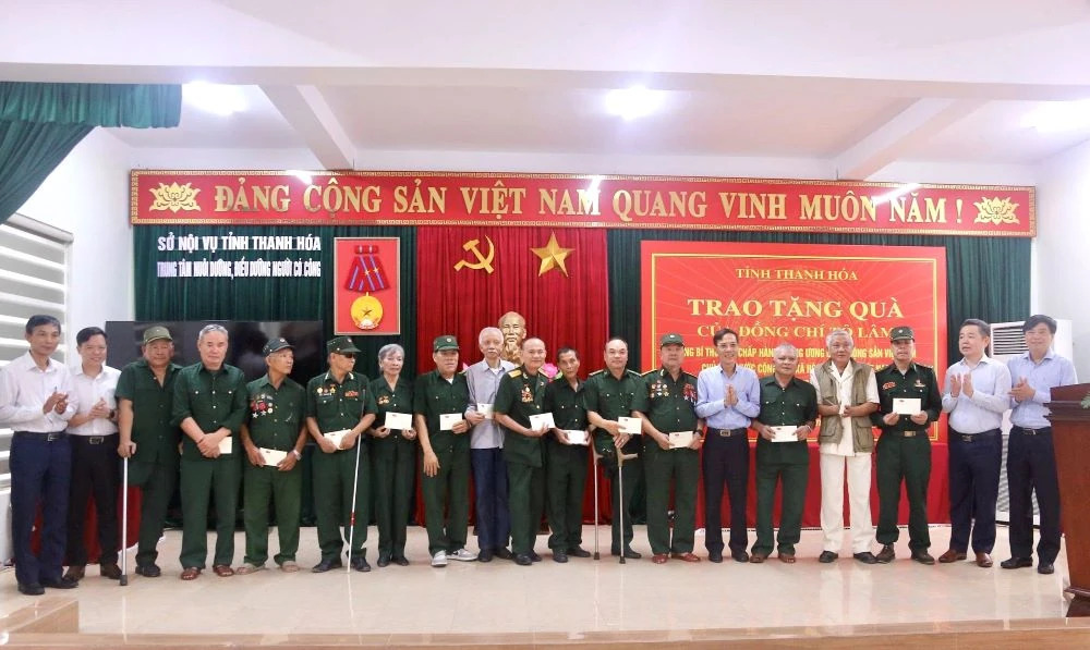 Đồng chí Đầu Thanh Tùng, Tỉnh ủy viên, Phó Chủ tịch UBND tỉnh trao quà của đồng chí Tổng Bí thư, Chủ tịch nước Tô Lâm cho các thương binh, bệnh binh nặng đang được chăm sóc, điều trị tại Trung tâm Nuôi dưỡng, điều dưỡng người có công Thanh Hóa.