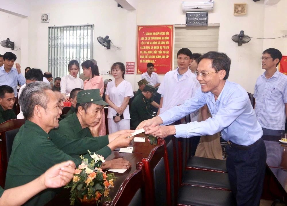 Phó Chủ tịch UBND tỉnh Đầu Thanh Tùng trao quà cho các thương binh, bệnh binh.