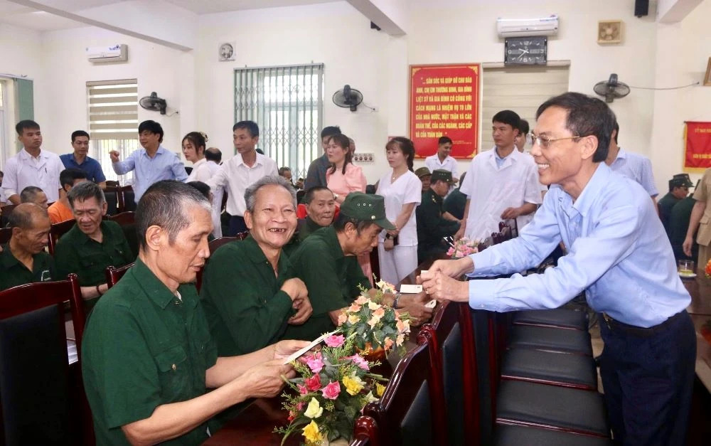 Phó Chủ tịch UBND tỉnh Đầu Thanh Tùng trao quà và ân cần thăm hỏi sức khỏe, đời sống của các thương binh, bệnh binh.