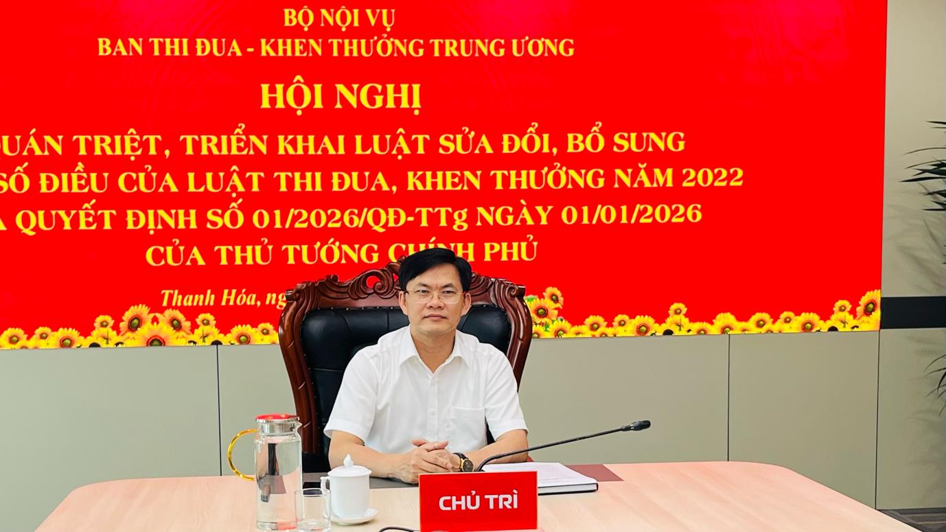 Đồng chí Lê Thanh Triều, Phó Giám đốc Sở Nội vụ, Ủy viên Hội đồng Thi đua - Khen thưởng tỉnh chủ trì tại điểm cầu Thanh Hóa