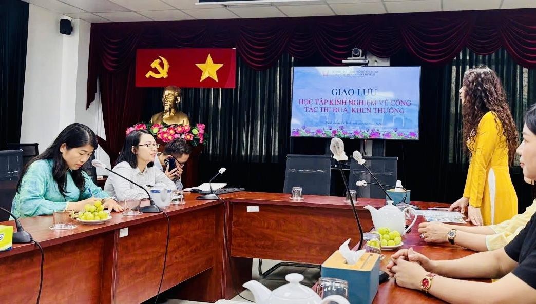 Đồng chí Võ Hồng Vân, Trưởng Phòng Thi đua - Khen thưởng,  Trưởng đoàn công tác phát biểu tại buổi làm việc