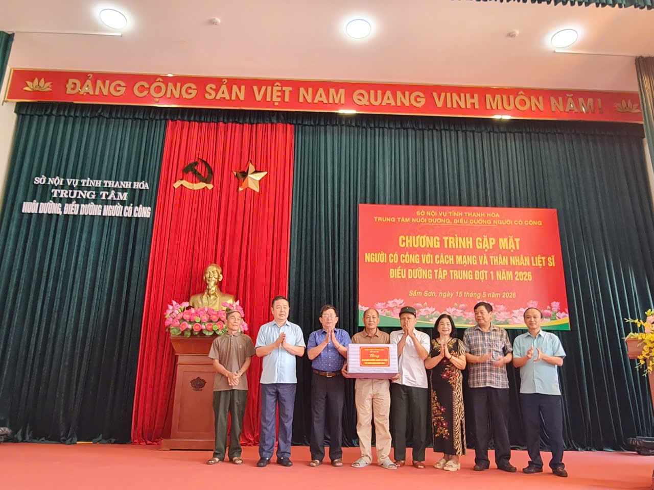 Đồng chí Nguyễn Văn Chiến cùng đại diện lãnh đạo các phòng nghiệp vụ Sở tặng quà cho đoàn điều dưỡng