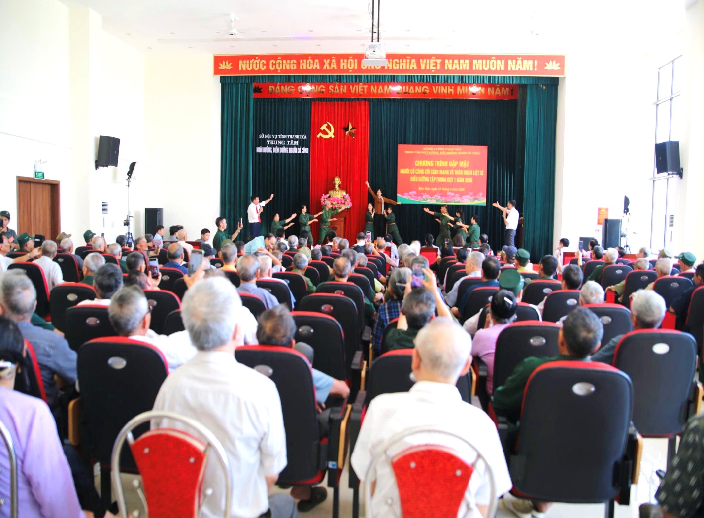Đoàn điều dưỡng thưởng thức các tiết mục văn nghệ