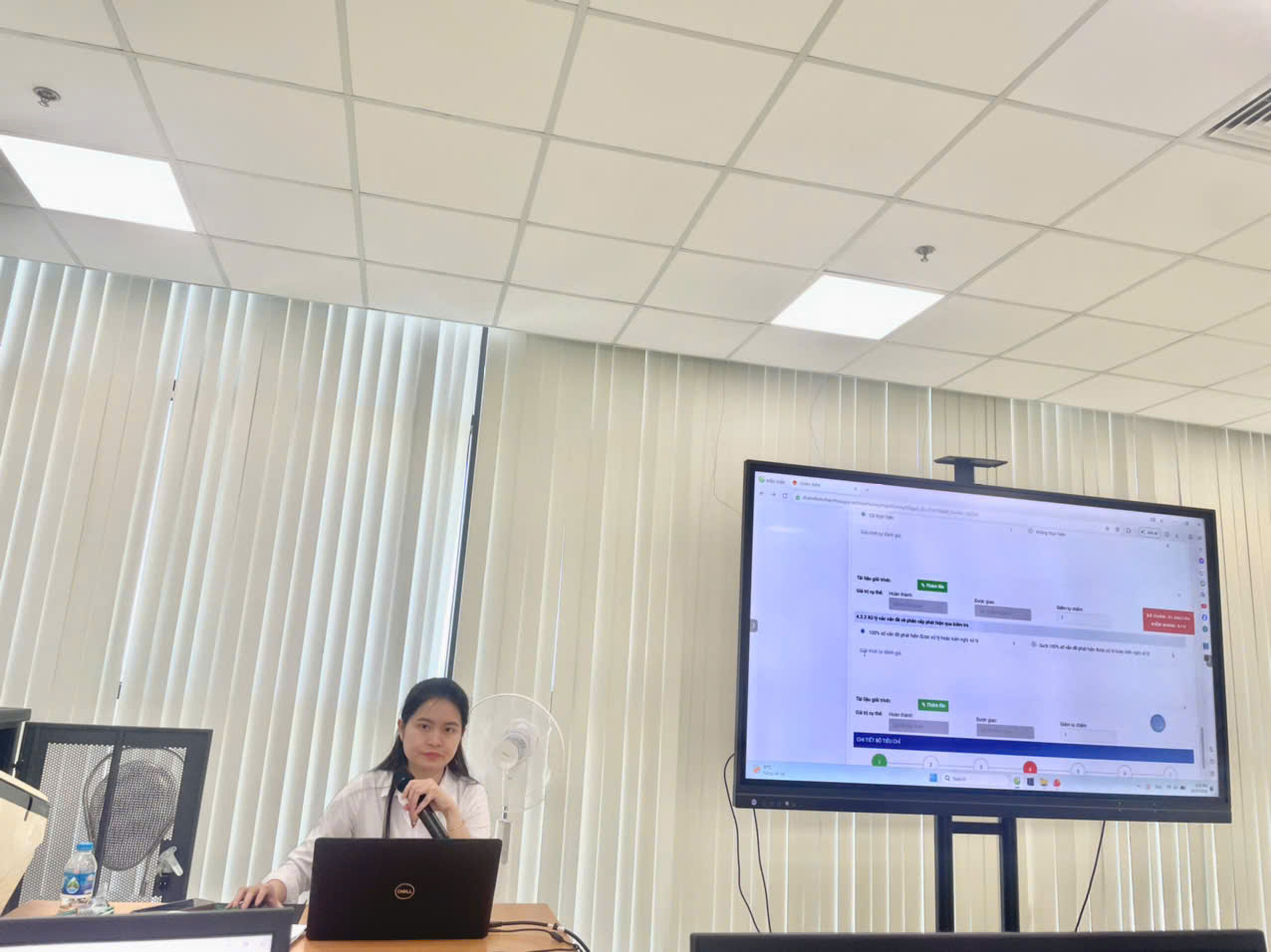 Kỹ thuật viên của VNPT Thanh Hóa hướng dẫn sử dụng phần mềm chấm điểm Chỉ số cải cách hành chính.