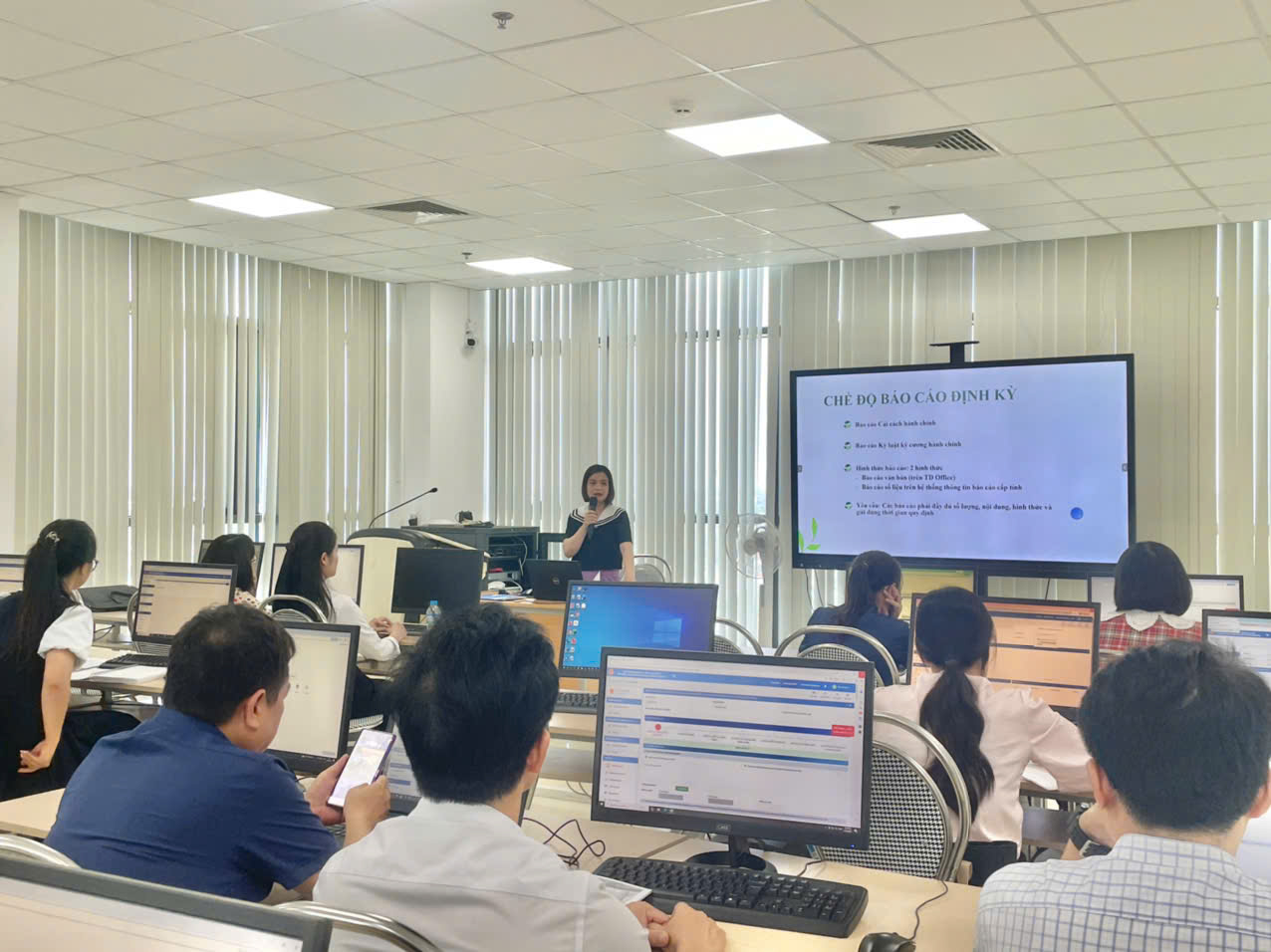 Các báo cáo viên Sở Nội vụ triển khai chuyên đề tại lớp tập huấn.