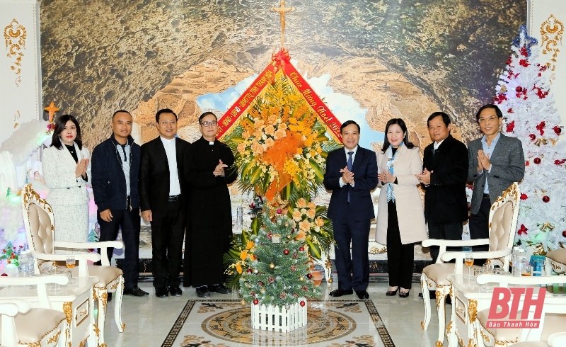 Lãnh đạo tỉnh tặng hoa chúc mừng Giáo xứ Sầm Sơn và linh mục Trịnh Ngọc Tứ, Tổng Đại diện Giáo phận