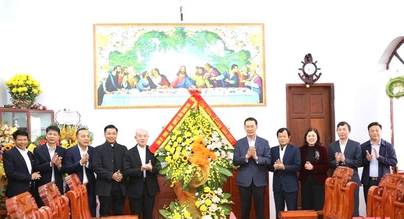 Lãnh đạo tỉnh tặng quà cho các hộ gia đình giáo dân