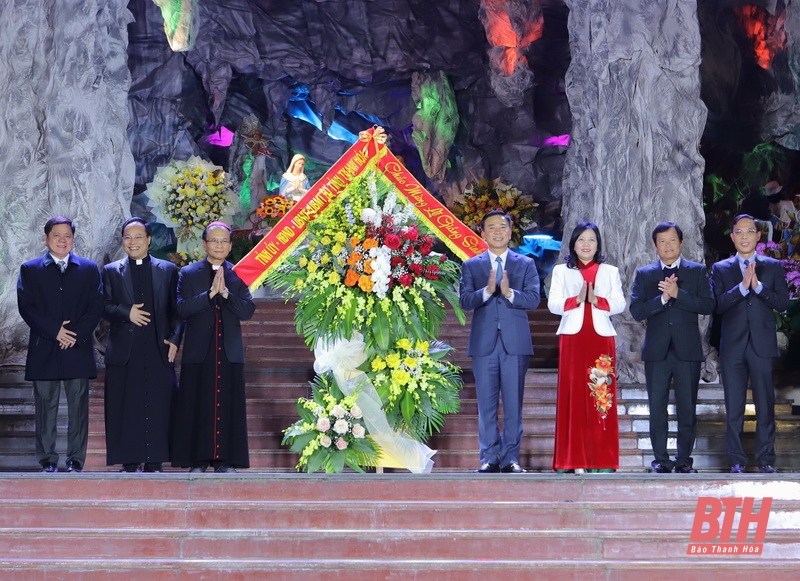 Bí thư Tỉnh ủy Đỗ Trọng Hưng và các đồng chí lãnh đạo tỉnh tặng hoa chúc mừng Đức Giám mục Nguyễn Đức Cường và các chức sắc, chức việc, đồng bào Công giáo đón Lễ Giáng sinh năm 2022 an lành, mạnh khỏe, hạnh phúc và nhận nhiều Hồng ân của Thiên Chúa (nguồn: Báo Thanh Hóa).