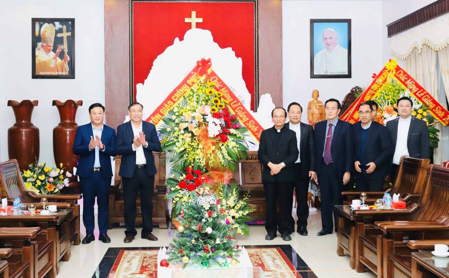Thừa ủy quyền của Trưởng ban Tôn giáo Chính phủ, lãnh đạo Sở Nội vụ và Ban Tôn giáo tặng hoa chúc mừng Tòa Giám mục Thanh Hóa