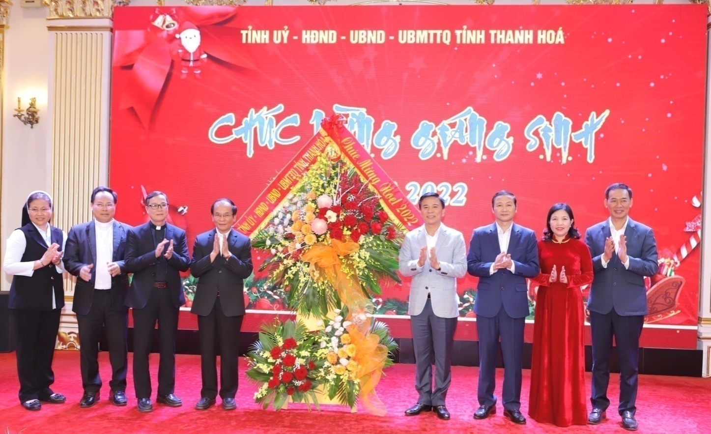 Bí thư Tỉnh ủy Đỗ Trọng Hưng cùng các đồng chí lãnh đạo tỉnh tặng hoa chúc mừng Giám mục Nguyễn Đức Cường và các chức sắc Giáo phận Thanh Hóa