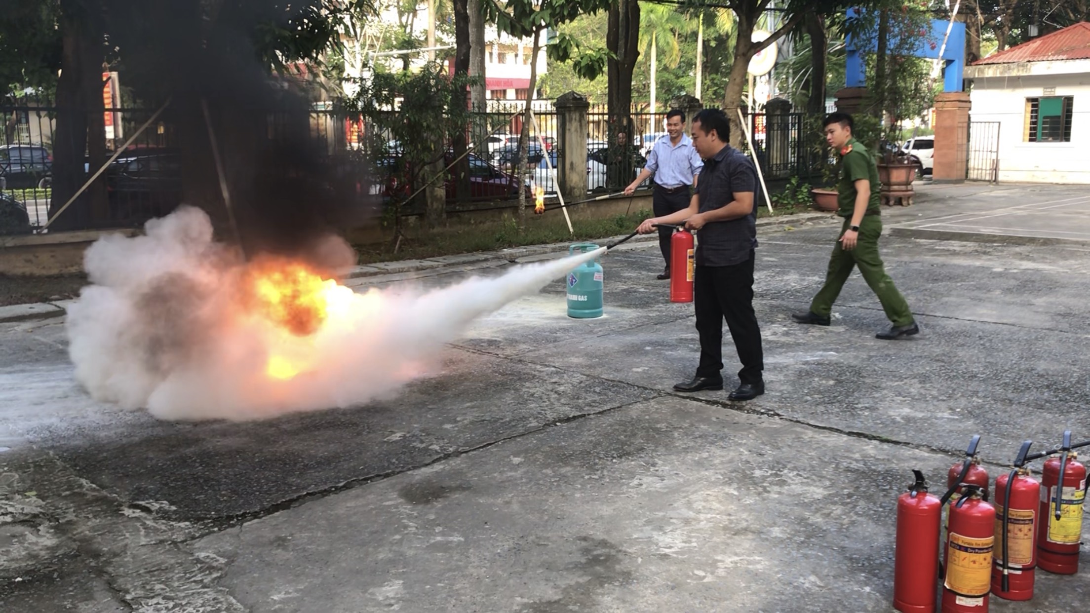 Đ/c Đỗ Văn Chính, Chi cục trưởng Chi cục Văn thư - Lưu trữ thực hành công tác chữa cháy