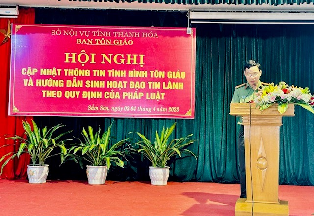 Thượng tá Vũ Xuân Hiếu, Phó Trưởng phòng An ninh Nội địa, Công an tỉnh Thanh Hóa báo cáo chuyên đề tại Hội nghị