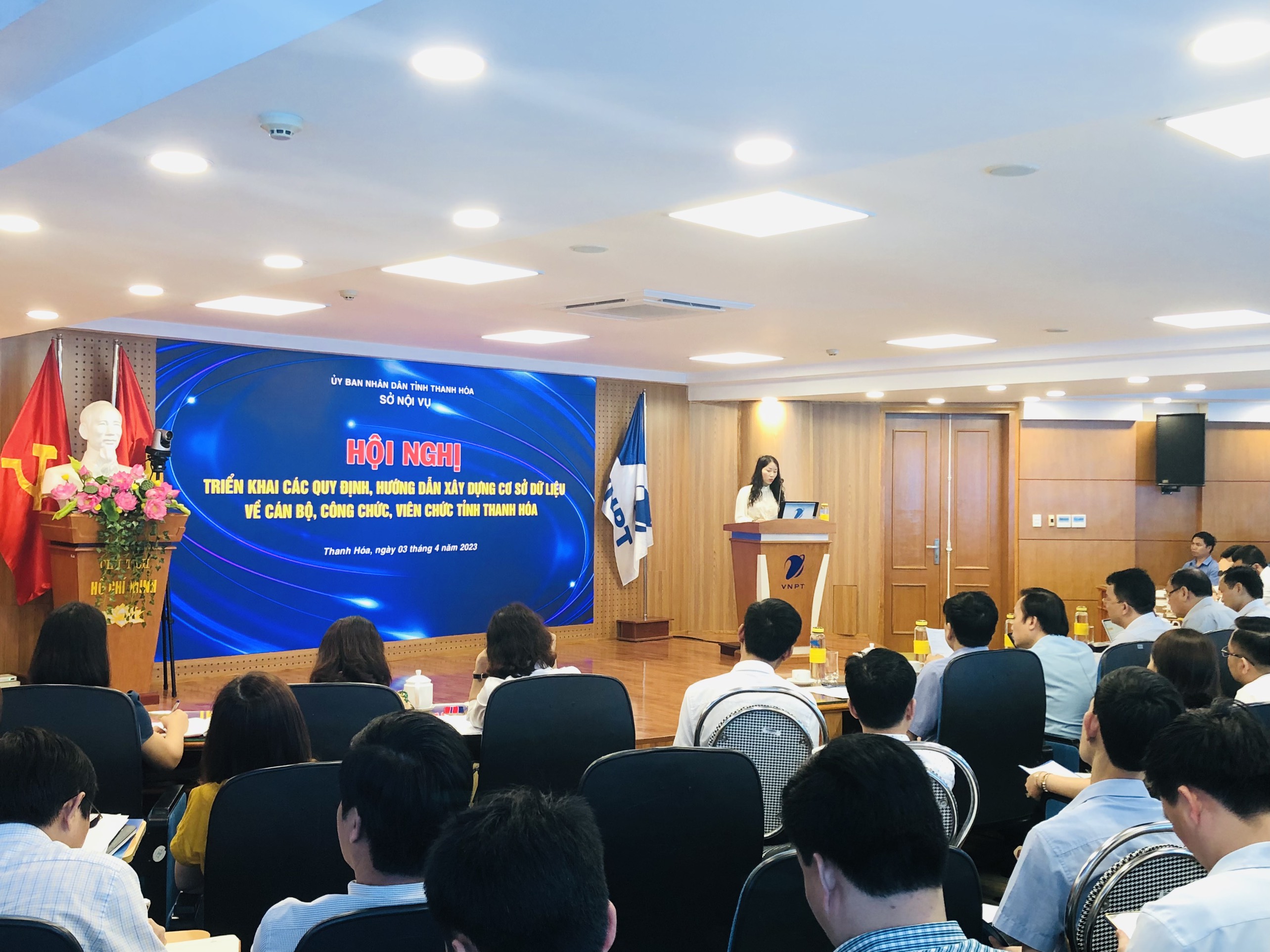 Đồng chí Võ Hồng Vân, Trưởng phòng Công chức, viên chức Sở Nội vụ trình bày về tầm quan trọng của CSDL quốc gia về CBCCVC
