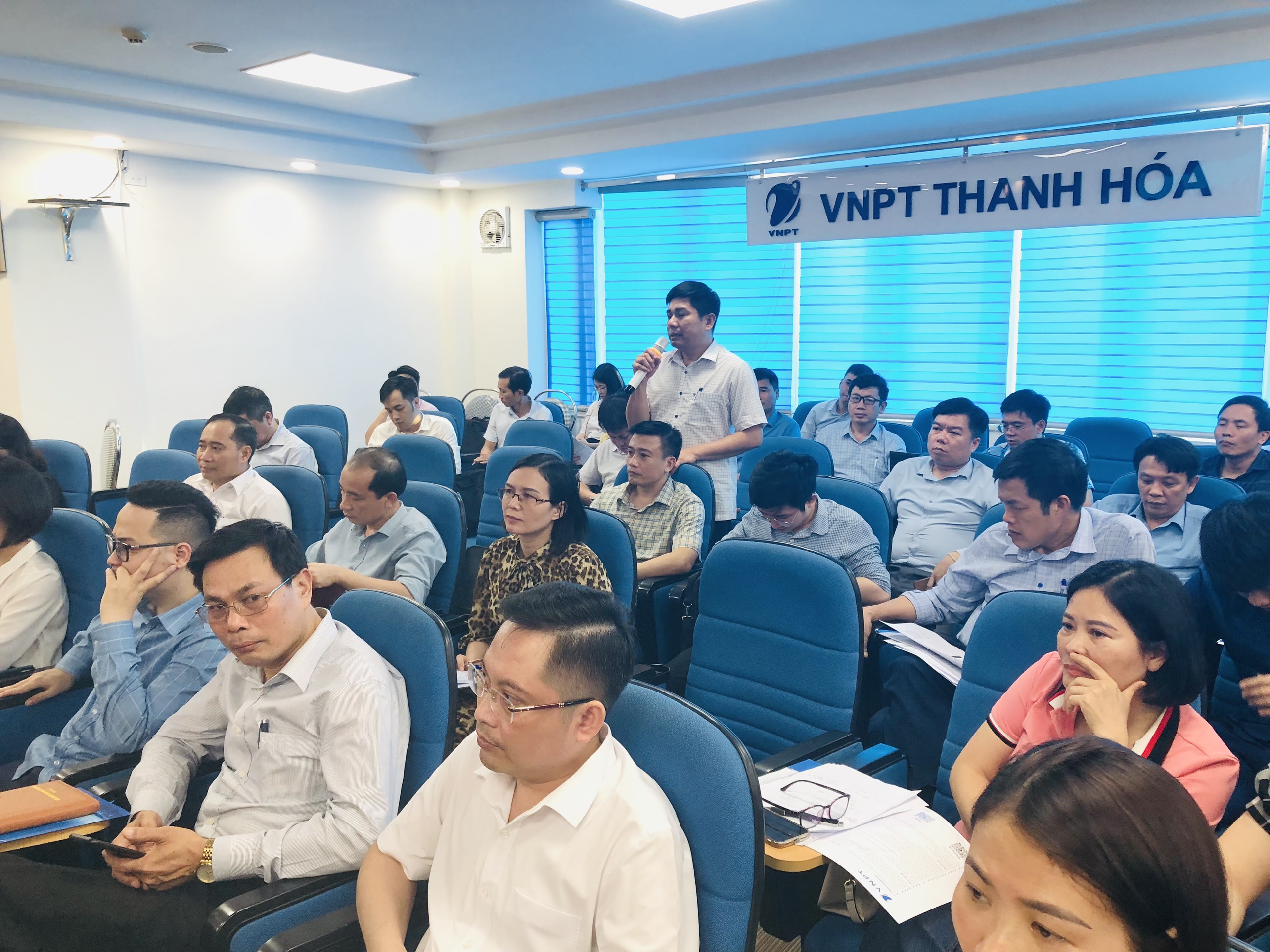 Đại biểu tham luận tại Hội nghị